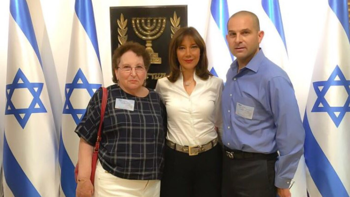 חברת הכנסת רויטל סויד, עם קרן לייקין, אלמנתו של ריצ'רד שנרצח בפיגוע בארמון הנציב, ועם בנו מיכה