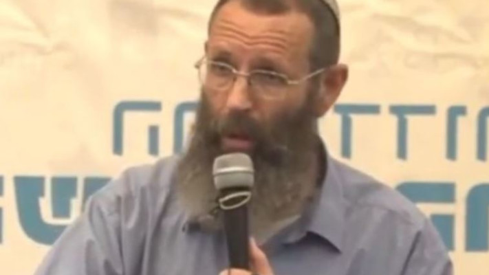 עוסק בפן הצניעות. הרב יגאל לוינשטיין