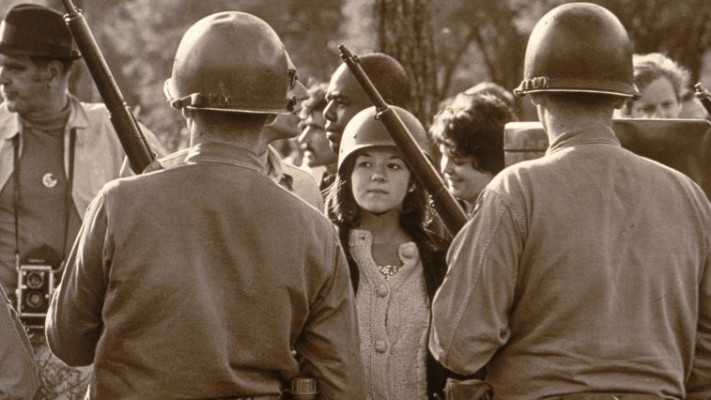 "הרולינג סטונז חזה את המהומות", צעירה ניצבת מול המשמר הלאומי, צילום: Getty Images