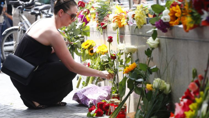 מתאבלים בזירת הירי במינכן, צילום: רויטרס