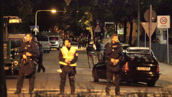 שוטרים ליד מרכז הקניות במינכן. צילום: רויטרס