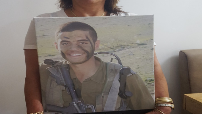 תמי קדמי עם תמונת בנה דניאל ז&quot;ל. צילום: באדיבות המשפחה