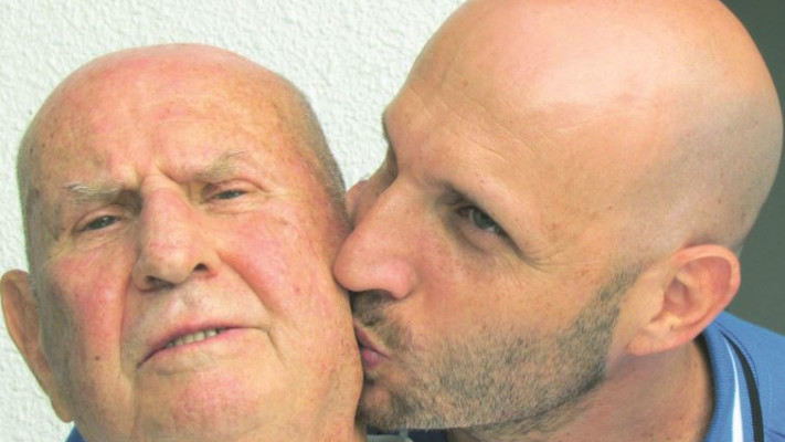 עירד בנדר ואביו החוגג. צילום: נתן זהבי