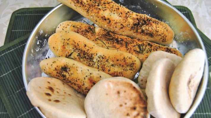 לחם ביתי בטעמים ופיתות אפויות. צילום: פסקל פר-רובין