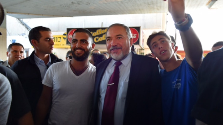 ליברמן בסלפי מתגייסים, היום. צילום: אריאל חרמוני