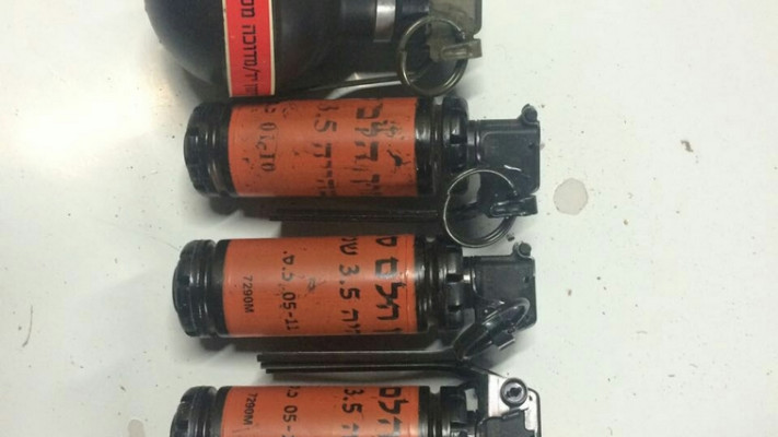 רימונים שנמצאו ברשות חברי ארגון לה פמיליה. צילום: דוברות המשטרה