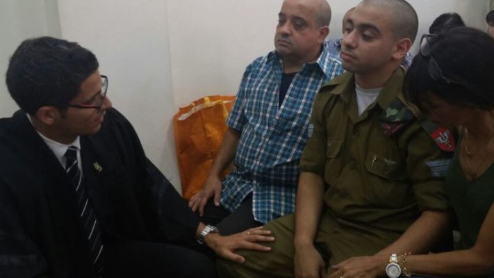 אלאור אזריה עם בני משפחתו בבית הדין הצבאי. צילום: נועם אמיר