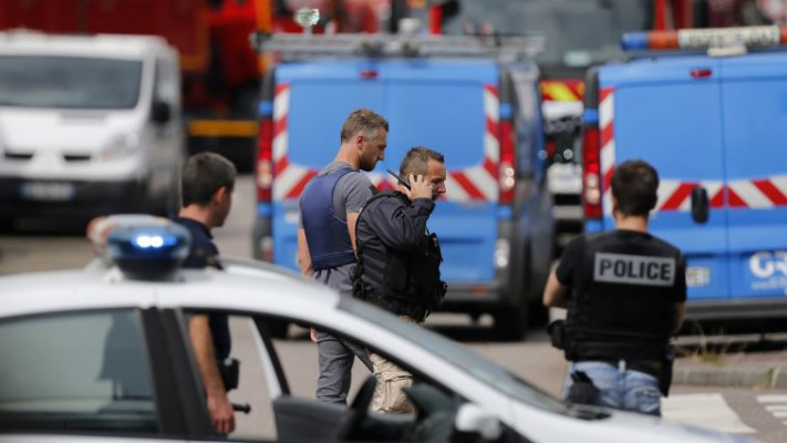 כוחות הביטחון והכיבוי בזירת הפיגוע בצפון צרפת. צילום:AFP 