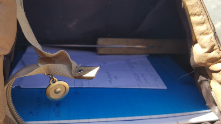  תיק החשודה בניסיון פיגוע ממחסום קלנדיה עם הסכין בתוכו. צילום: דוברות המשטרה