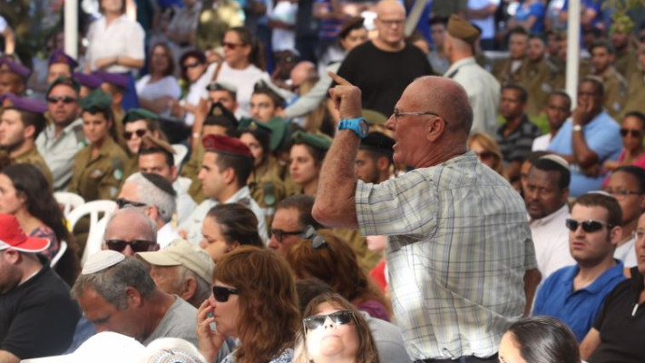 יורם טל, אביו של עמרי ז"ל, צועק לעבר נתניהו. צילום: מרק ישראל סלם