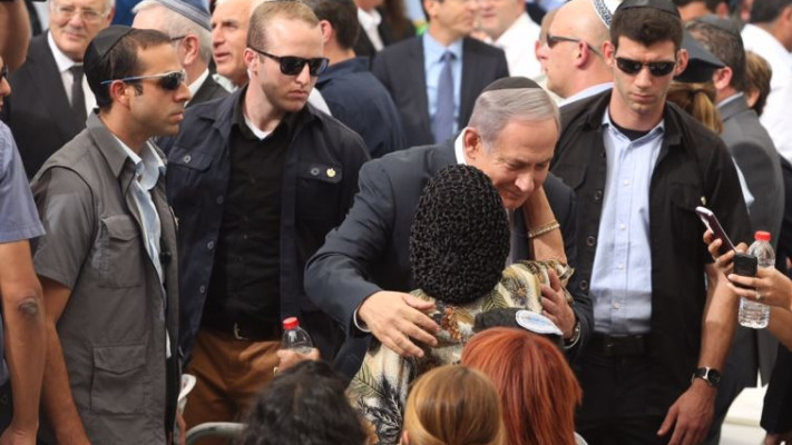 נתניהו מחזק את המשפחות בטקס. צילום: מרק ישראל סלם
