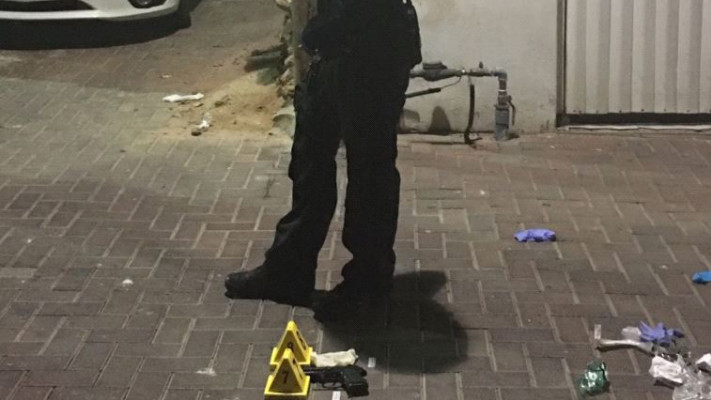 הנשק בזירה, חשוד כגנוב. צילום: חטיבת דובר המשטרה
