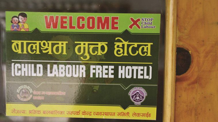 שלט של מלון שמצהיר כי אינו מעסיק ילדים עבדים 