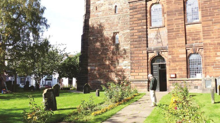 משקיפה על ישוב מטופח המוקף בשביל הליכה