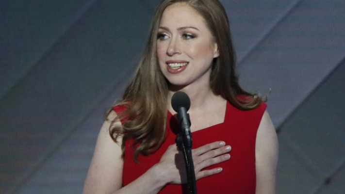 צ'לסי קלינטון מזמינה את הילרי לבמה. צילום: רויטרס