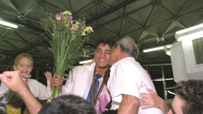 אורן סמדג'ה חוזר עם המדליה מברצלונה. צילום: זיו קורן, לע"מ