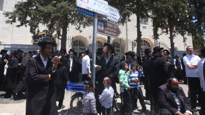 תומכיו מחוץ לבית המשפט. צילום: מרק ישראל סלם