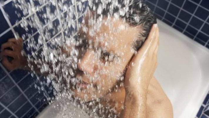 גבר במקלחת, אילוסטרציה