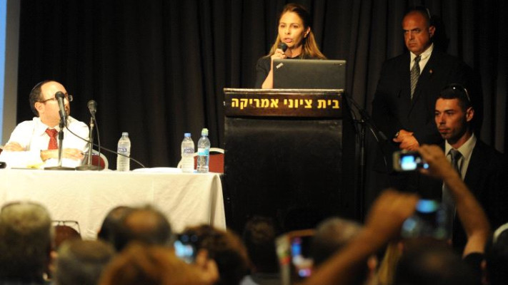 ענבל אור פונה לנושים. צילום: אבשלום ששוני