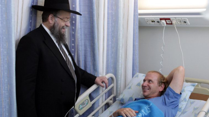 התחיל באמצעות פתקים בבית הכנסת. הרב הבר עם התורם חיים נוימן. צילום: רענן כהן