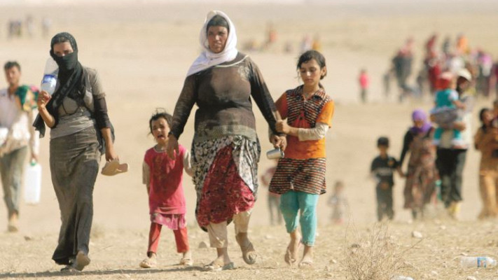 נשים יזידות בורחות עם ילדיהן מאזור הקרבות, אוגוסט 2014. כמו בתהלוכת מוות. צילום: רויטרס 