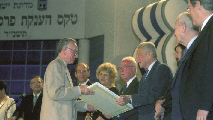אורלנד מקבל את הפרס ישראל. 1994. יעקב סער, לע''מ
