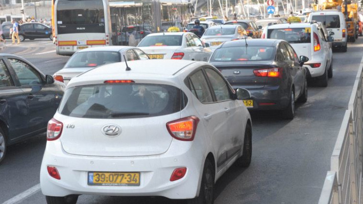 עומסי תנועה בתל אביב. צילום: אבשלום ששוני