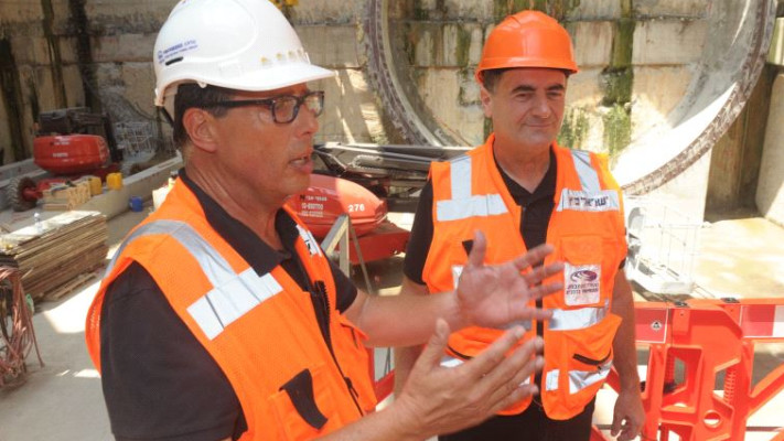 ישראל כ&quot;ץ ומנכ&quot;ל נת&quot;ע יהודה בראון בפיר הרכבת הקלה. צילום: אבשלום ששוני