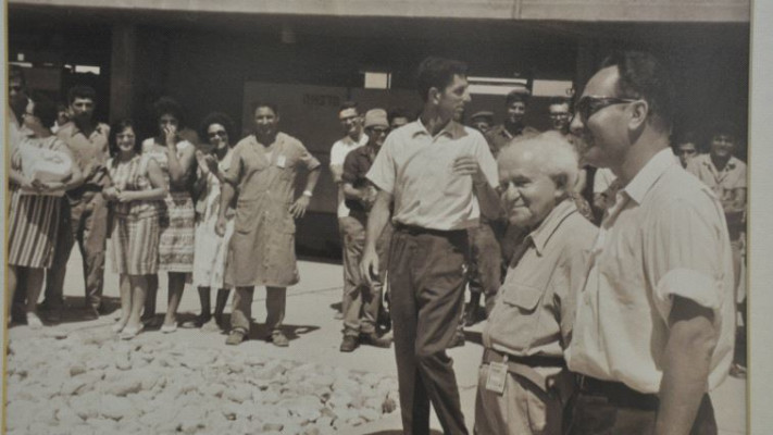 שמעון פרס ודוד בן גוריון בביקור בכור. צילום: ארכיון צה&quot;ל ומערכת הביטחון)
