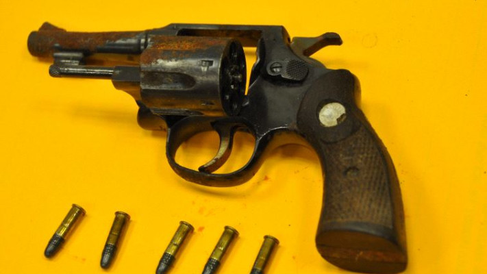 אקדח ותחמושת שנתפסו במבצע. צילום: דוברות המשטרה