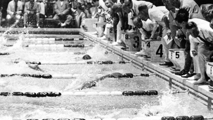 "בארץ לא הכינו אותנו כמו שצריך". שחיינים באולימפיאדת רומא, 1960. צילום: EPU/ AFP