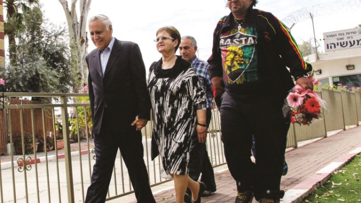 משה קצב יוצא לחופשה במהלך מאסרו. צילום ארכיון: פלאש 90