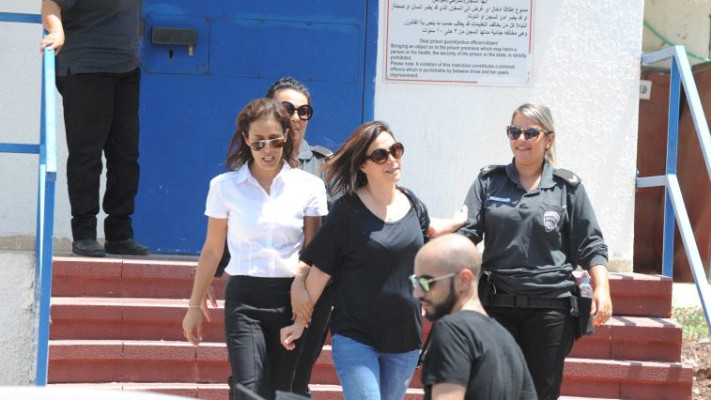 אתי אלון מחוץ לכלא. צילום: אבשלום ששוני