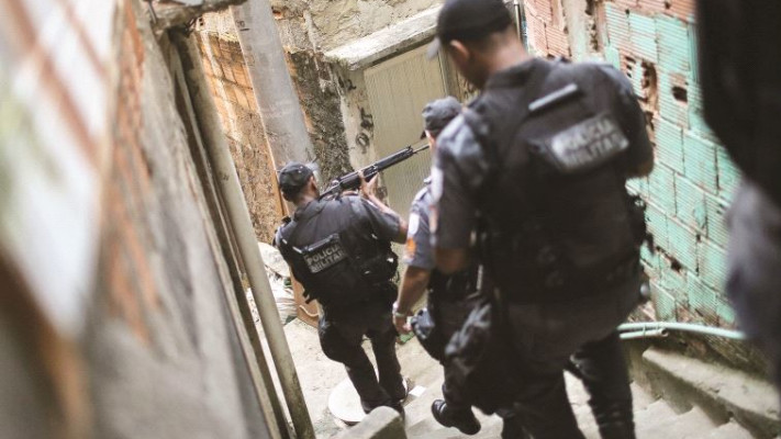 שוטרים מסיירים בפאבלה. צילום: מריו טאמא, Getty images