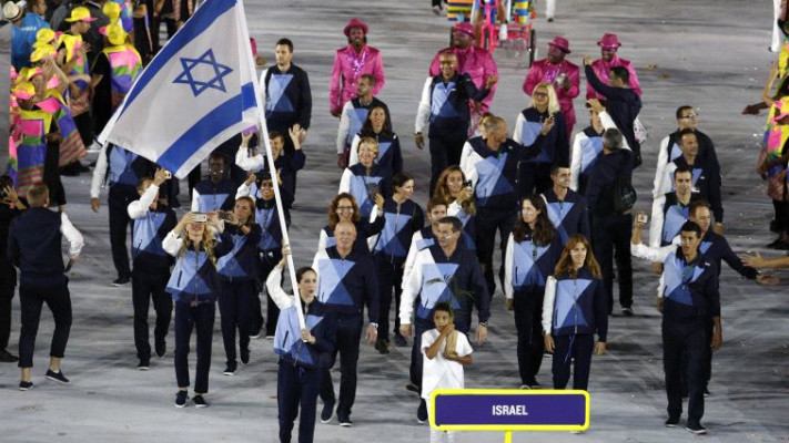 זה מאחוריהם. הנבחרת הישראלית לאחר התקרית. צילום: רויטרס