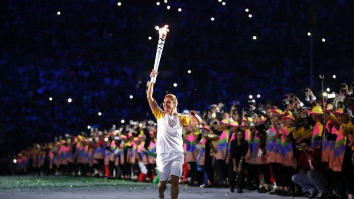 הורטניציה מרקרי נושאת את הלפיד האולימפי, צילום: רויטרס