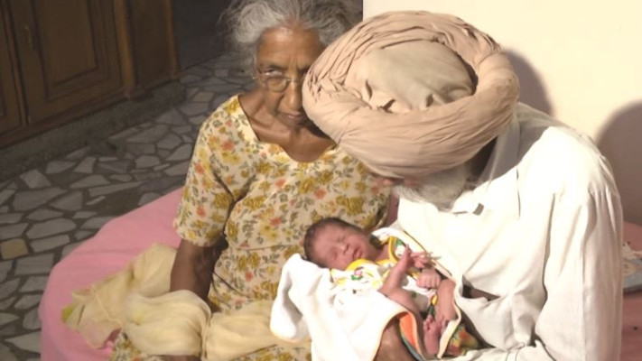 זוג הודי שזכה לילדם הראשון. האבא בן 80, האם בת 72