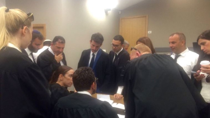 עורכי דינם של חברי לה פמיליה המואשמים. צילום: מור שמעוני