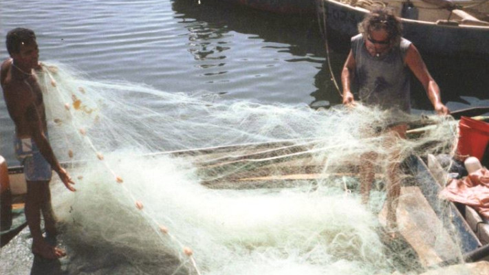 זהבי מנקה רשת בנמל יפו. צילום: כרמלה מנשה, מאיר לברטובסקי