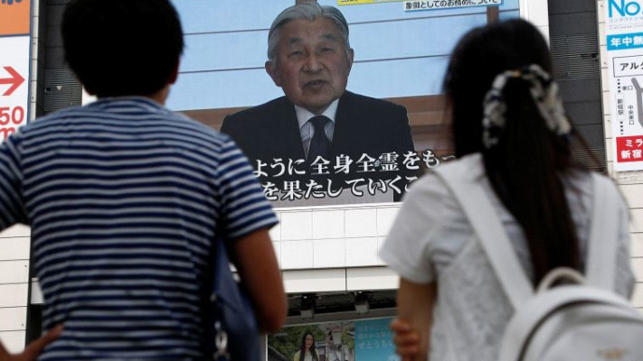 אזרחים צופים בנאומו של אקיהיטו. צילום: רויטרס