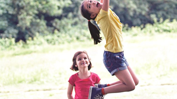 ילדים משחקים בחוץ