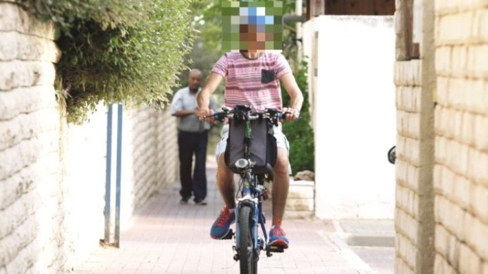 250 שקל קנס. אופניים חשמליים על המדרכה. צילום: אלוני מור