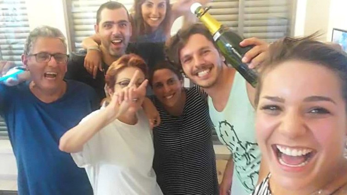 "פספוס שלא היינו בריו". החברים של ירדן חוגגים את הזכייה במדליה. צילום: חן בושרי פלדמן