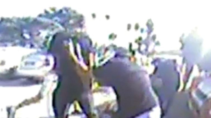 פעילי לה פמיליה בפעולה. צילום מסך