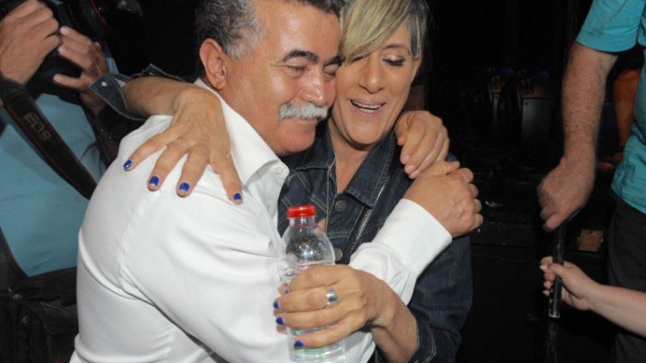 סי היימן יחד עם עמיר פרץ. צילום: אבשלום ששוני