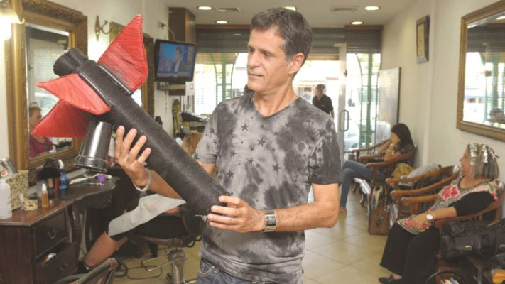 שמעון בוסקילה, בעל מספרת שופן בשדרות. צילום:אבשלום ששוני