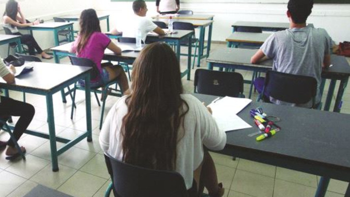 תלמידים בבחינה