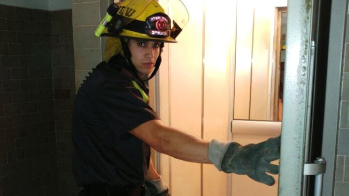 חילוץ ממעלית בגבעתיים, היום. צילום: כבאות והצלה גבעתיים