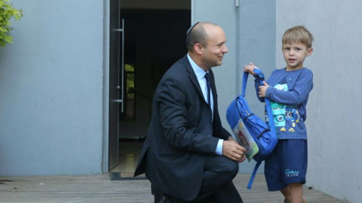 נפתלי בנט ובנו. צילום: מירי שמעונוביץ