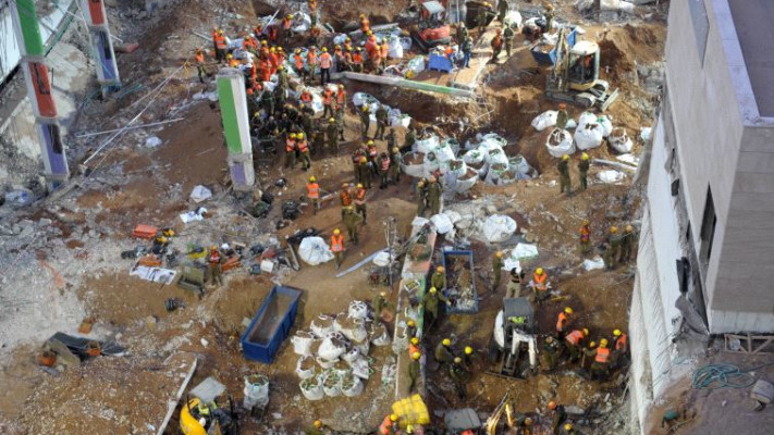 ממשיכים בפעולות החילוץ אל תוך הלילה. צילום: אבשלום ששוני